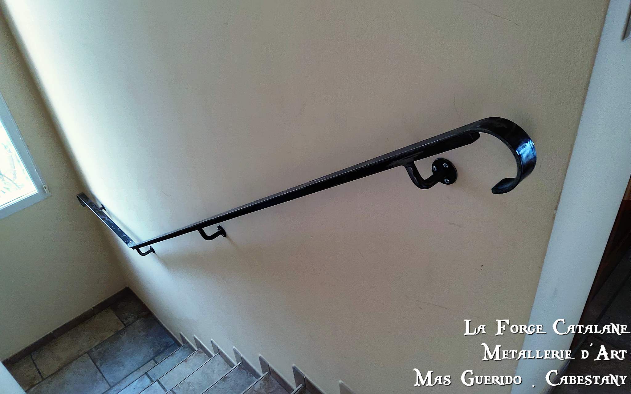 main courante en fer plat avec crosse de finition brut industriel forge catalane.jpg